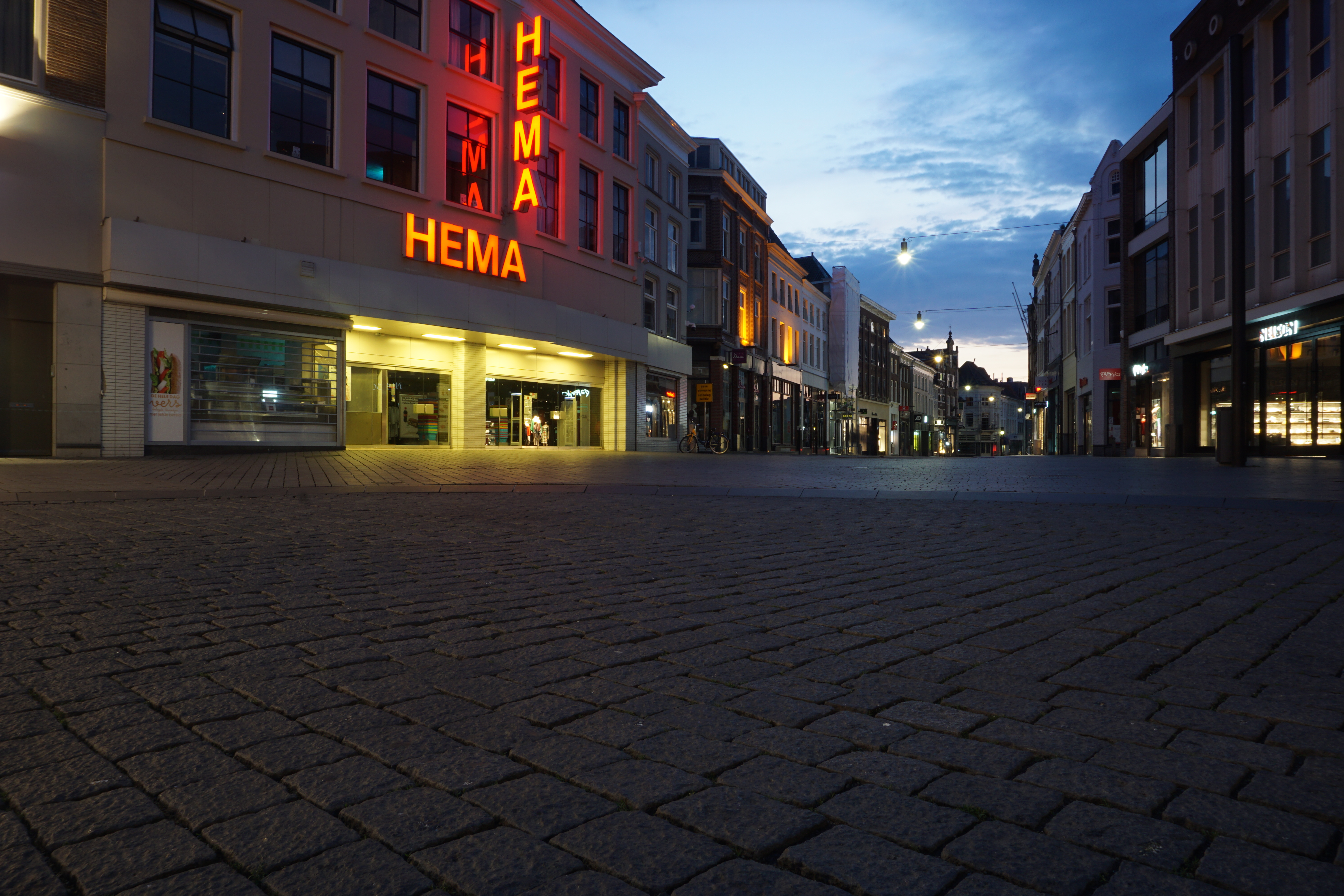 An example of a shared city centre in ’s-Hertogenbosch, The Netherlands. An empty, wide, paved area, with shops on the edges.